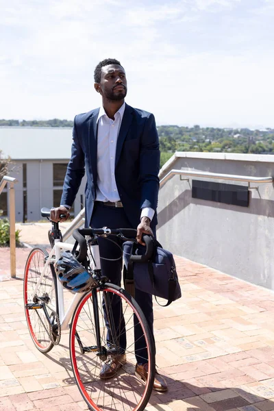Африканський Американський Бізнесмен Носить Костюм Їздить Роботу Сумкою Велосипеді Продовжуйте — стокове фото