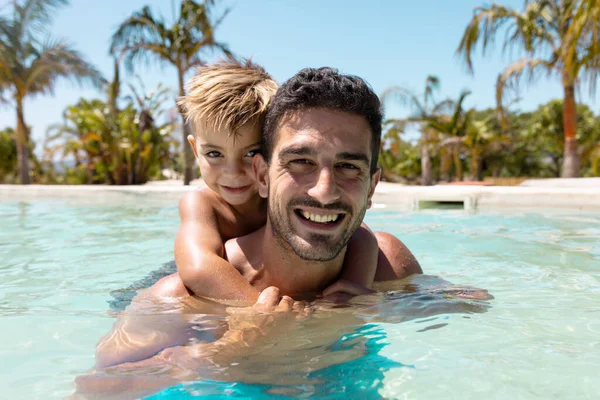 Porträt Eines Glücklichen Birassischen Vaters Und Sohnes Die Zusammen Schwimmbad — Stockfoto