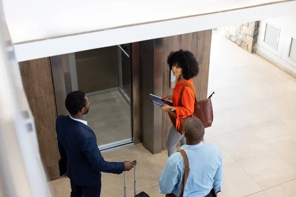Afrikanische Geschäftsleute Warten Auf Einen Aufzug Mit Gepäck Globales Geschäfts — Stockfoto