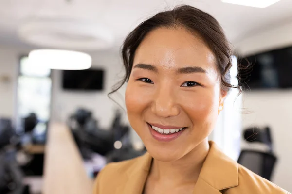 Счастливая Азиатская Деловая Женщина Смотрит Камеру Офисе Профессионалы Бизнеса Работа — стоковое фото