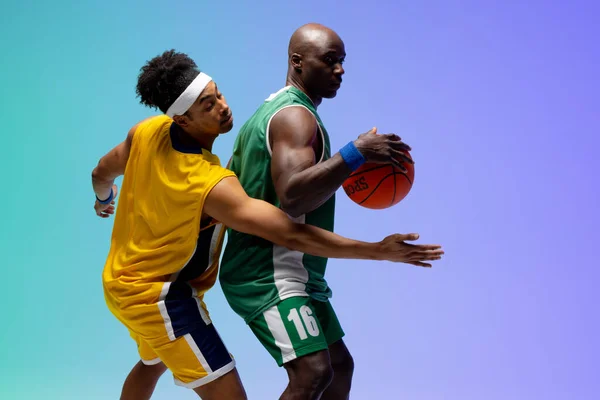 Afbeelding Van Twee Verschillende Basketbalspelers Met Basketbal Spelen Paarse Tot — Stockfoto