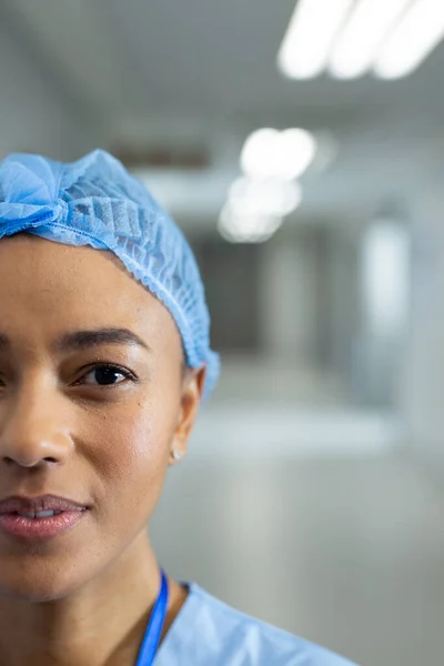 Vertikales Halbporträt Einer Lächelnden Zweirassigen Gesundheitsarbeiterin Krankenhausflur Kopierraum Krankenhaus Medizinische — Stockfoto