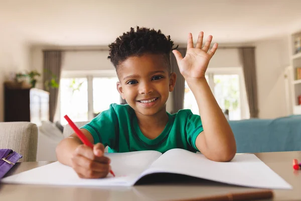 Mutlu Afro Amerikalı Çocuk Masada Oturmuş Online Ders Alıyor Eğitim — Stok fotoğraf