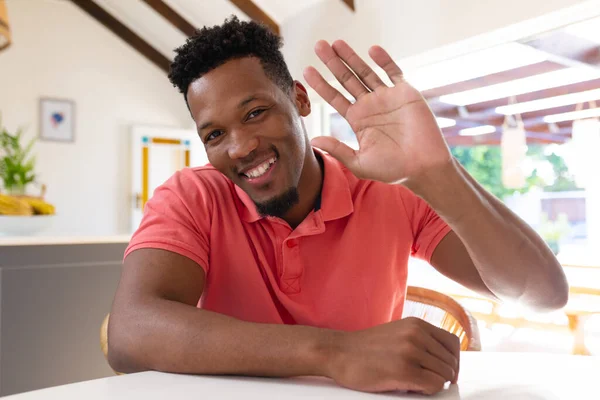 Glücklicher Afrikanisch Amerikanischer Mann Sitzt Tisch Der Küche Und Hat — Stockfoto