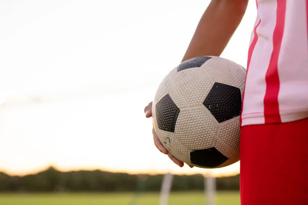 Μεσοτομή Του Καυκάσιου Ποδοσφαιριστή Κόκκινο Φανέλα Κρατώντας Μπάλα Στέκεται Ενάντια — Φωτογραφία Αρχείου