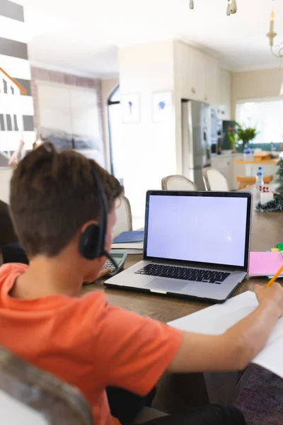 Biały Chłopiec Uczy Się Używa Laptopa Przestrzenią Kopiowania Słuchawkami Edukacja — Zdjęcie stockowe