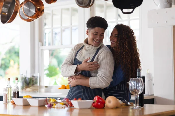 Glückliches Paar Das Essen Zubereitet Der Küche Lächelt Und Sich — Stockfoto