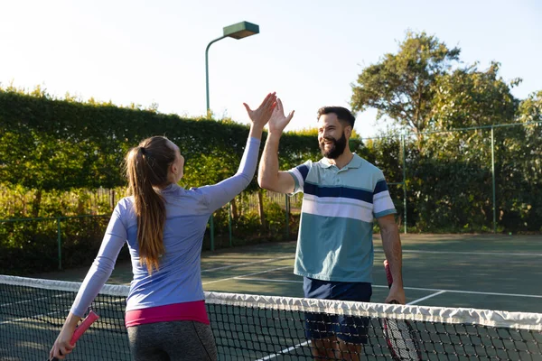 Feliz Pareja Caucásica Jugando Tenis Estrechando Las Manos Sobre Red — Foto de Stock