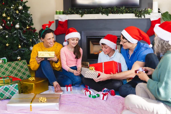 Kaukasische Familie Verbringt Zeit Miteinander Und Packt Weihnachtsgeschenke Aus Weihnachten — Stockfoto
