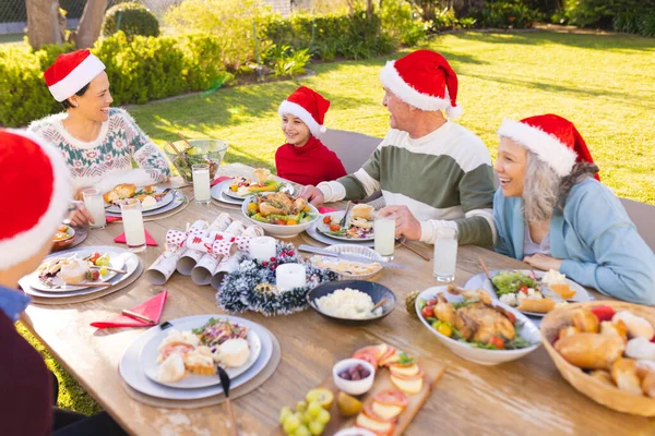 Biała Rodzina Spędza Razem Czas Choinkę Ogrodzie Boże Narodzenie Czas — Zdjęcie stockowe
