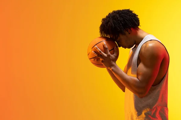 Basketbol Fotokopi Alanı Turuncudan Sarıya Olan Çift Irklı Basketbolcu Görüntüsü — Stok fotoğraf
