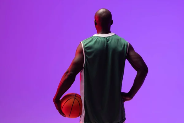 非洲裔美国篮球运动员背景图 背景为霓虹灯紫色 体育和竞争概念 — 图库照片