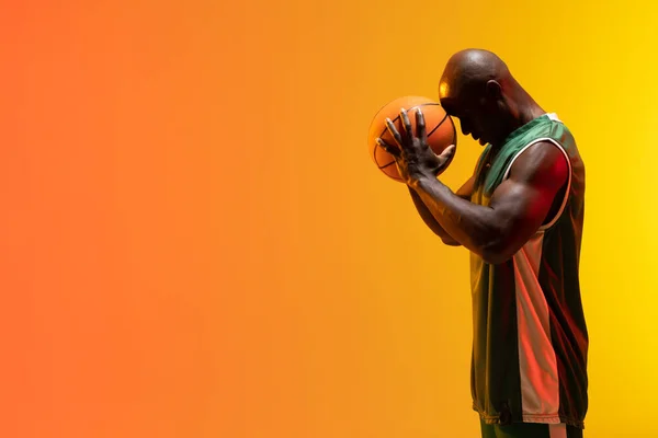 Afbeelding Van Afrikaanse Amerikaanse Basketbalspeler Met Basketbal Neon Oranje Achtergrond — Stockfoto