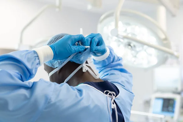 Afrykański Amerykański Chirurg Sukni Chirurgicznej Czapce Przywiązującej Maskę Sali Operacyjnej — Zdjęcie stockowe