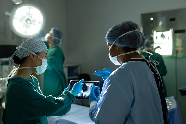 Ameliyata Hazırlanan Iki Farklı Kadın Cerrah Ameliyathanede Röntgen Üzerinde Çalışıyorlar — Stok fotoğraf