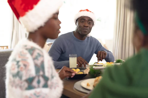 Afrykańska Rodzina Spędza Razem Czas Przy Stole Jedząc Świąteczny Posiłek — Zdjęcie stockowe