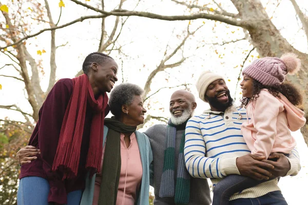 Mutlu Afro Amerikan Ailesinin Sonbahar Bahçesindeki Hali Aile Birlikte Kaliteli — Stok fotoğraf