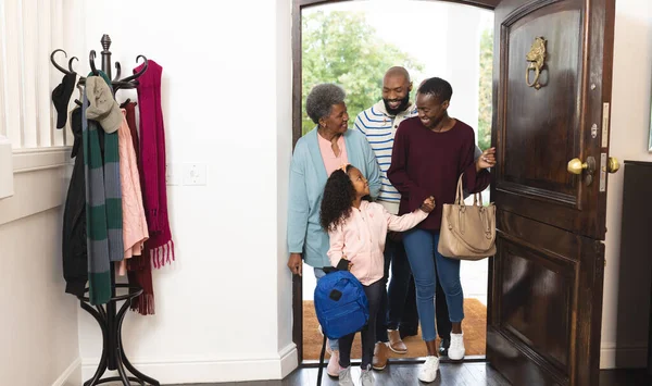 Bild Einer Glücklichen Afrikanisch Amerikanischen Mehrgenerationenfamilie Die Das Haus Betritt — Stockfoto
