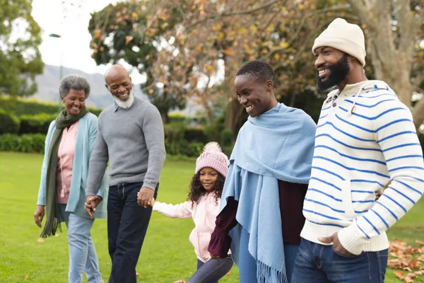 图为秋天快乐的多代非洲裔美国家庭在户外玩的情景 大家庭 共同度过美好时光的概念 — 图库照片