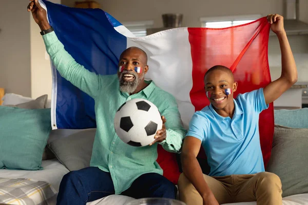 Babası Fransa Bayrağını Destekleyen Mutlu Afro Amerikan Erkek Ergen Evde — Stok fotoğraf
