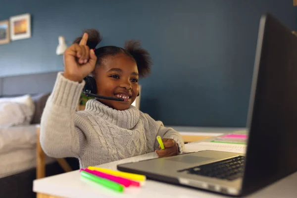 快乐的非洲裔美国女孩学习 在家里使用笔记本电脑和耳机 家庭教育 远距离学习 — 图库照片