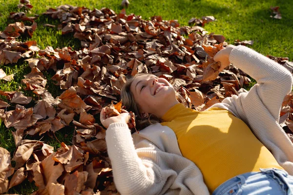 Glückliche Kaukasierin Die Auf Herbstblättern Liegt Und Lächelt Zeit Allein — Stockfoto