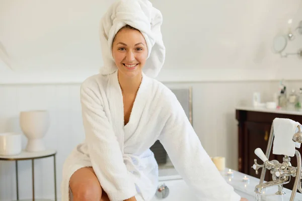 Retrato Mulher Caucasiana Feliz Vestindo Roupão Banho Correr Sorrindo Banheiro — Fotografia de Stock