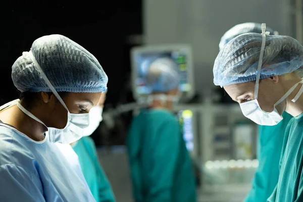 Ameliyat Sırasında Ameliyathanede Yoğunlaşan Iki Farklı Kadın Cerrah Hastane Sağlık — Stok fotoğraf
