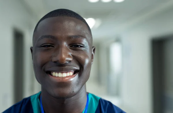 Mosolygó Afro Amerikai Férfi Egészségügyi Dolgozó Portréja Kórház Folyosóján Másolja — Stock Fotó