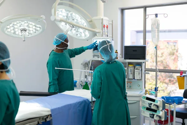 Grupo Diverso Cirurgiões Prontos Para Cirurgia Verificando Equipamento Sala Operações — Fotografia de Stock