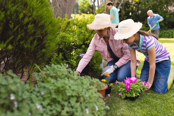 白人の母親と娘は庭の植え付けで一緒に時間を過ごす 外で過ごす家族の時間 コンセプト — ストック写真