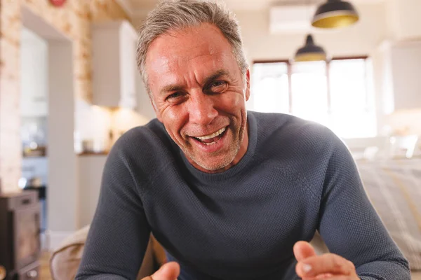 Oturma Odasındaki Kanepede Oturan Mutlu Beyaz Adam Video Görüşmesi Yapıyor — Stok fotoğraf