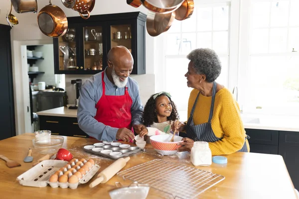Imagen Felices Abuelos Afroamericanos Nieta Horneando Cocina Familia Pasar Tiempo —  Fotos de Stock