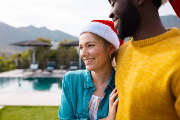 クリスマスに庭に入るサンタの帽子と幸せな多様な友人 クリスマス お祝い 包容力とライフスタイルの概念 — ストック写真