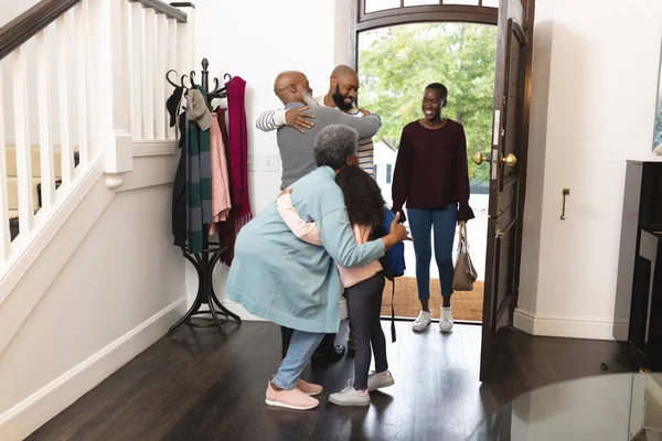 Imagen Feliz Familia Afroamericana Varias Generaciones Entrando Casa Dándose Bienvenida —  Fotos de Stock