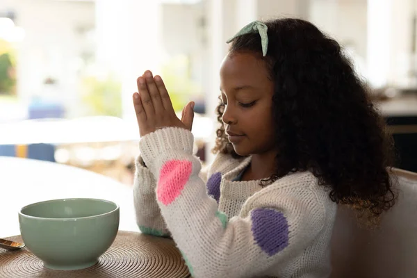 Wizerunek Afrykańskiej Dziewczyny Modlącej Się Przed Posiłkiem Dzieciństwo Religia Spędzanie — Zdjęcie stockowe