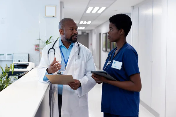 Африканский Американский Мужчина Женщина Врач Разговаривают Больничном Коридоре Больничные Медицинские — стоковое фото