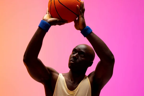 非洲裔美国篮球员在橙色至粉色背景下投篮的图片 体育和竞争概念 — 图库照片