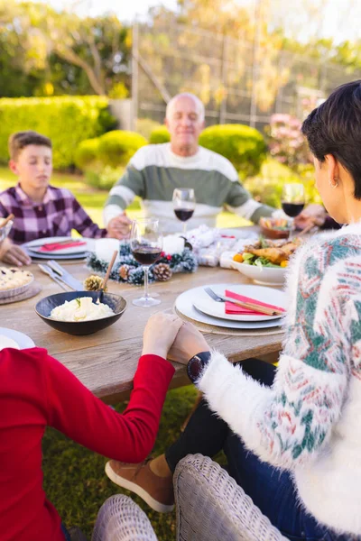 白人家庭在外面呆在一起 在饭前祈祷的纵向图片 与家人在外面共度时光 — 图库照片