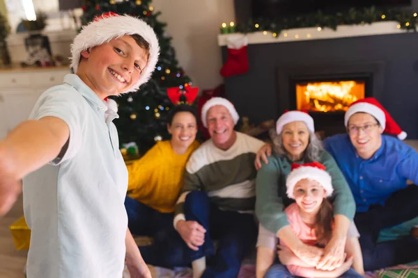 白种人一家人在一起 坐在圣诞树旁 圣诞节 家庭时间和庆祝概念 — 图库照片