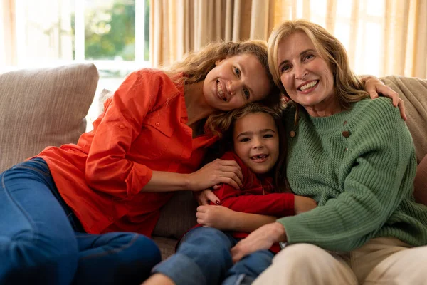 幸せな3世代の白人女性がソファに座って笑顔のイメージ 家族と一緒に質の高い時間を過ごすコンセプト — ストック写真