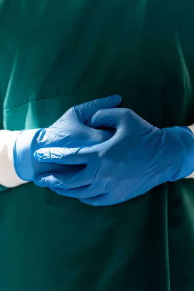 青い手袋と緑のガウン コピースペースで外科医の中央部の垂直 医療サービス — ストック写真