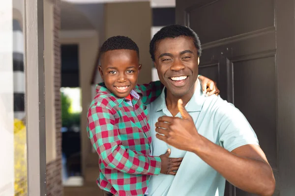 非裔美国人的父亲和儿子在屋外迎接某个人 在家里共度时光 — 图库照片