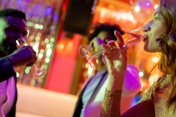 Troje Szczęśliwych Zróżnicowanych Mężczyzn Kobiet Pijących Szampana Nocnym Klubie Zabawa — Zdjęcie stockowe