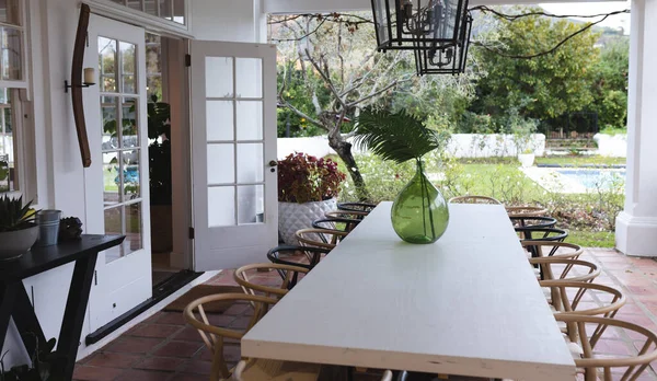 空のダイニングテーブルと椅子とパティオのイメージ インテリアデザインのコンセプト — ストック写真