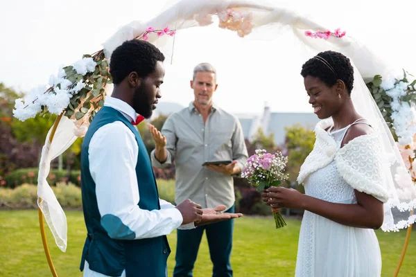 Glad Afrikansk Amerikansk Par Med Ring Bröllopet Bröllopsdag Vänskap Delaktighet — Stockfoto