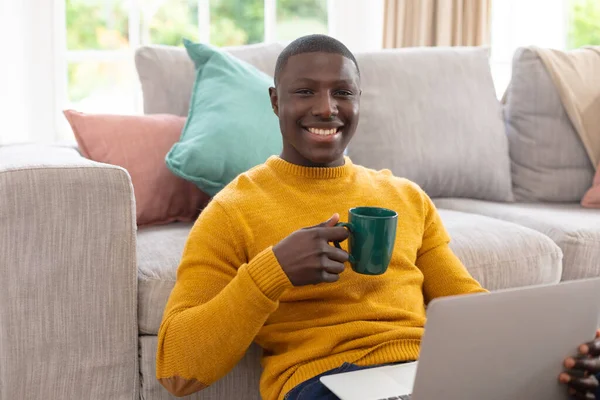 Portret Van Een Lachende Afrikaan Die Thuis Koffie Drinkt Met — Stockfoto