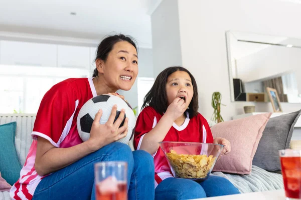 Asiatica Madre Figlia Camicie Calcio Guardando Partita Calcio Sostenendo Mangiando — Foto Stock