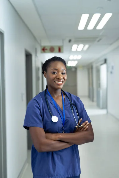 Verticaal Portret Van Lachende Afro Amerikaanse Vrouwelijke Dokter Ziekenhuisgang Kopieer — Stockfoto