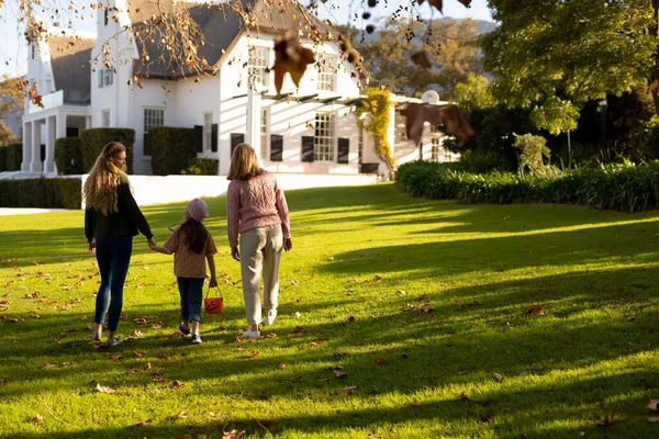 三代高加索妇女在秋天花园散步的倒影 家庭与共同度过美好时光的概念 — 图库照片